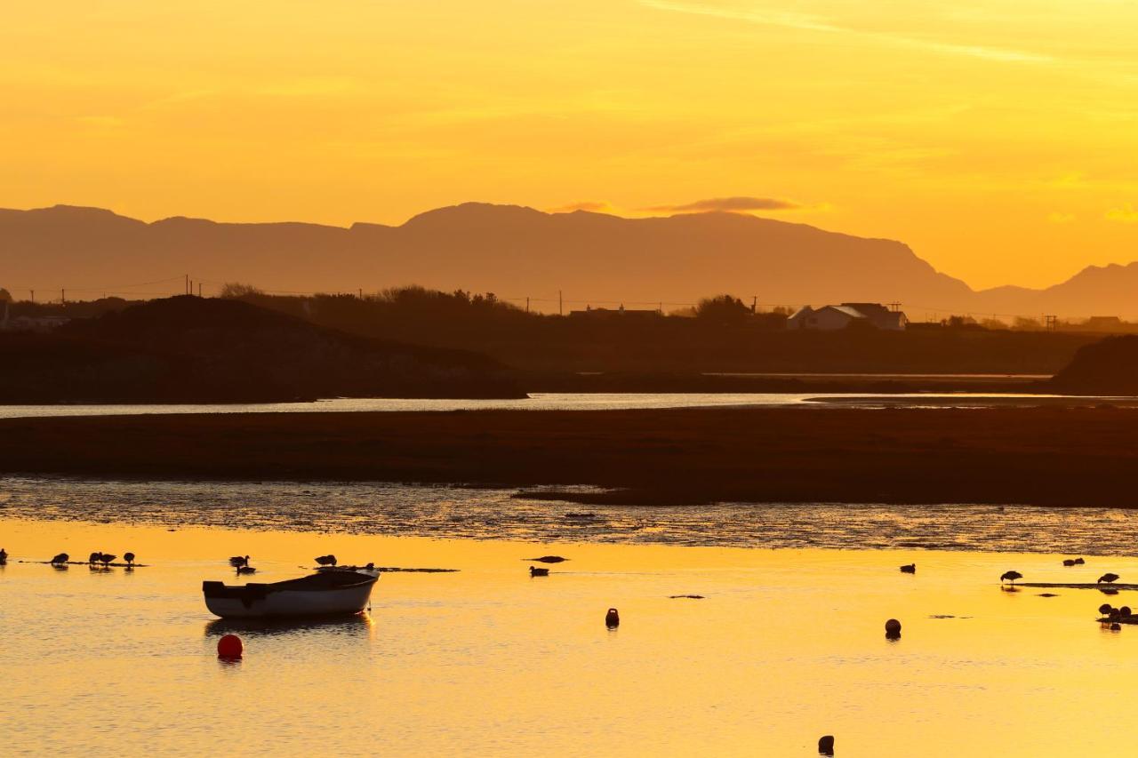 Caban Cariad Holyhead Bagian luar foto